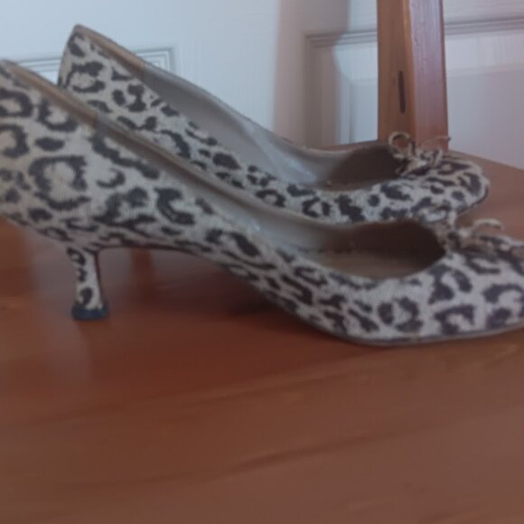 MANOLO BLAHNIK ANIMAL PRINT ROUND TOE KITTEN HEELS  IT SIZE 36  US 6 - Picture 1 of 7